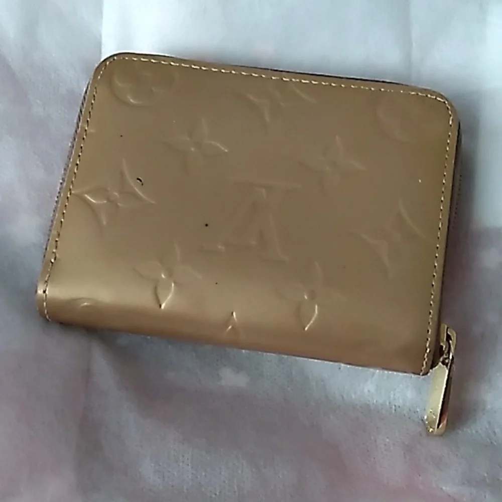 Louis Vuitton Gold Wallet Embossed Design Compact - Picture 2 of 5